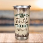 Coppia personalizzata Camping Apparently We Are Trouble 20oz Tumbler Regalo di compleanno Regalo di anniversario Regalo di San Valentino per la famigl