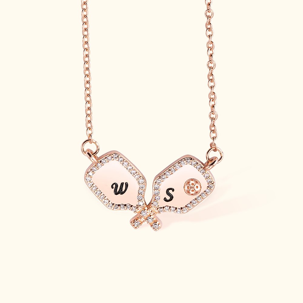 Collana personalizzata in ottone e argento con racchetta da pickleball Collana minimalista incisa con l'iniziale Pickleball Regalo per la famiglia o g