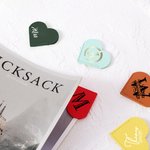 Marcapáginas de cuero personalizado con la inicial de un corazón Marcapáginas de esquina Marcapáginas de esquina con la inicial de un libro Amante de 
