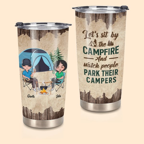 Coppia personalizzata che si siede accanto al fuoco e beve un bicchiere da 20 oz. Regalo di compleanno e anniversario per la coppia