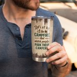 Cadeau d'anniversaire personnalisé pour un couple, assis près du feu de camp et buvant 20oz Tumbler Birthday Birthday Present Anniversary Gift for Cou