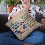 Henkilökohtainen Istutaan leirinuotion äärellä ja katsellaan, miten ihmiset pysäköivät leirintäautojaan heittää tyynynpäällinen syntymäpäivälahja leirintäalueelle pariskunnalle huoneen sisustus