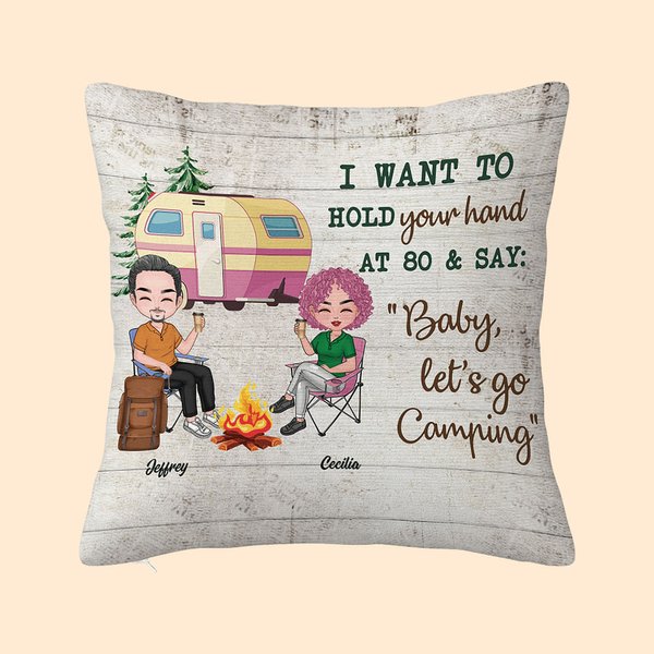 Personnalisé I Want To Hold Your Hand At 80 And Say Baby Let's Go Camping Throw Pillow Cover Anniversary Gift for Camping Couple Home Decoration