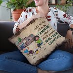 Henkilökohtainen Istutaan leirinuotion äärellä ja katsellaan, kun ihmiset pysäköivät leirintäautojaan heittää tyynynpäällinen vuosipäivä syntymäpäivälahja leirintäalueelle pariskunnalle sohvan sisustu