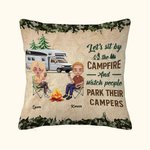 Henkilökohtainen Istutaan leirinuotiolla ja katsellaan, kun ihmiset pysäköivät leirintäautojaan heittää tyynynpäällinen lahja leirintäalueelle parin makuuhuoneen sisustus