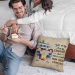 Henkilökohtainen Istutaan leirinuotion äärellä ja katsellaan, miten ihmiset pysäköivät leirintäautojaan heittää tyynynpäällinen syntymäpäivälahja leirintäalueelle pariskunnalle huoneen sisustus