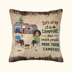 Henkilökohtainen Istutaan leirinuotion äärellä ja katsellaan, kun ihmiset pysäköivät leirintäautojaan heittää tyynynpäällinen vuosipäivä syntymäpäivälahja leirintäalueelle pariskunnalle sohvan sisustu