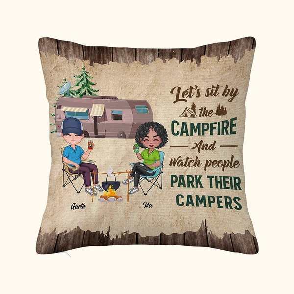 Henkilökohtainen Istutaan leirinuotion äärellä ja katsellaan, kun ihmiset pysäköivät leirintäautojaan heittää tyynynpäällinen vuosipäivä syntymäpäivälahja leirintäalueelle pariskunnalle sohvan sisustu