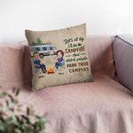 Henkilökohtainen Istutaan leirinuotion äärellä ja katsellaan, miten ihmiset pysäköivät leirintäautojaan heittää tyynynpäällinen syntymäpäivälahja leirintäalueelle pariskunnalle huoneen sisustus