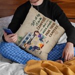 Henkilökohtainen Istutaan leirinuotion äärellä ja katsellaan, miten ihmiset pysäköivät leirintäautojaan heittää tyynynpäällinen syntymäpäivälahja leirintäalueelle pariskunnalle huoneen sisustus