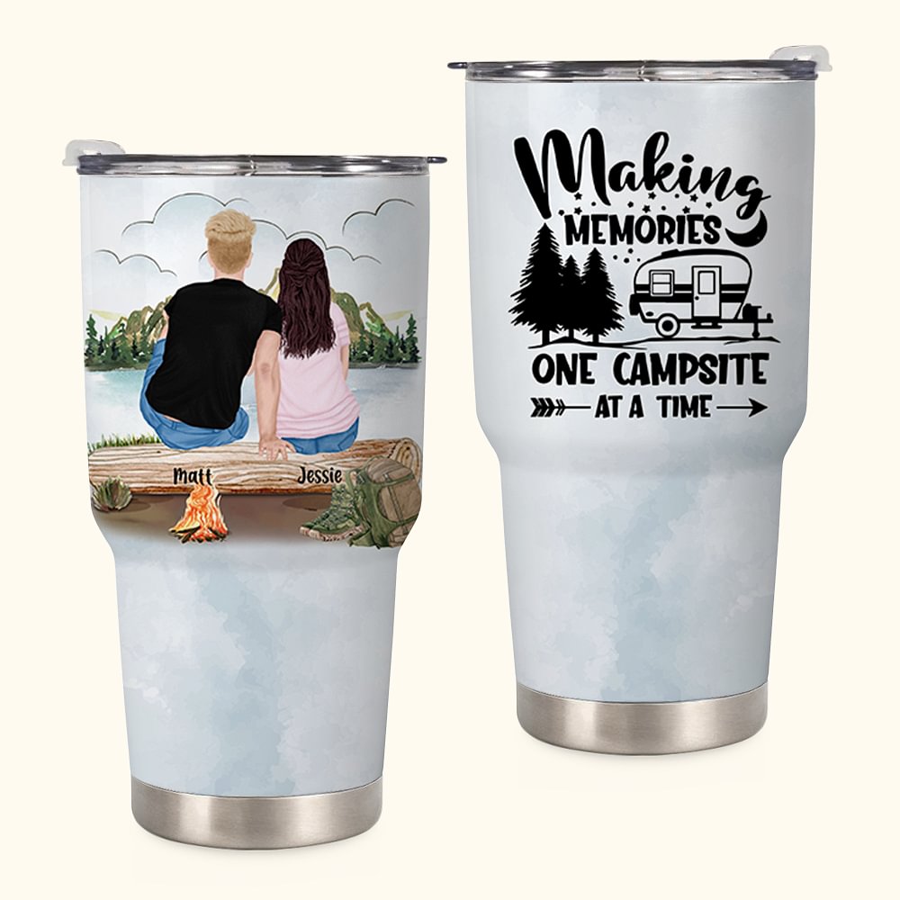 Gobelet 900ml Personnalisé avec Noms Personnages Thème de <Making Memories One Campsite At A Time > Cadeau Anniversaire pour Amis Famille Couples