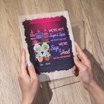 Personalizado No somos azúcar y especias y todo agradable placa de acrílico para la amistad Regalo Adorno de escritorio