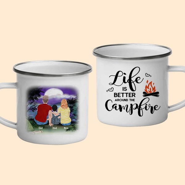 Gepersonaliseerde Life Is Better Around The Campfire Night Camping Family Couple with Kid Emaille Mok Anniversary Gift