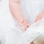 Personalizada 6mm Redondo Blanco Freshwater Shell Pearl Cruz Pulsera elástica para Joyería Religiosa Comunión Cristiana Confirmación Bautizo Regalo