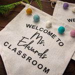 Appendiabiti personalizzato con nome dell'insegnante in stile bohémien con palline di feltro Segno di benvenuto per l'aula Regalo per l'insegnante Reg