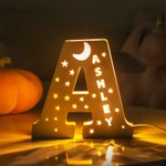 Personalisierte Initial Holz Nachtlicht Mond und Sterne Lampe mit eingraviertem Namen für Kinder Schlafzimmer Kinderzimmer Zimmerdekoration