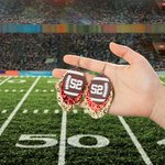 Personliga örhängen med fotbollsform och glitter i tre lager med tröjnummer för fotbollsmamma och fotbollsälskare