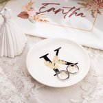 Henkilökohtainen Bohemian Style Hääsormus tarjotin kihlaussormus Dish kanssa Initial ja nimi lahja morsiusneito