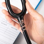 Personalizada Nacimiento Flor Estetoscopio etiqueta de identificación con el nombre de Agradecimiento Graduación Regalo para la enfermera Médico Personal