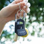 Llavero acrílico personalizado de mochila de softball con nombre y mini bate de madera Regalo de cumpleaños para amante de los deportes de pelota