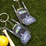 Llavero acrílico personalizado de mochila de softball con nombre y mini bate de madera Regalo de cumpleaños para amante de los deportes de pelota