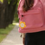 Etiquette de sac en acrylique 3D marguerite personnalisée Sac à dos Sac à déjeuner Siège auto pour enfants avec nom Cadeau de Noël Cadeau d'école Cade