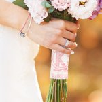 Personalizzato ricamato Monogram Lettera Bouquet di nozze avvolgere con 4 pezzi perla Pin per la sposa Wedding Flower Decor