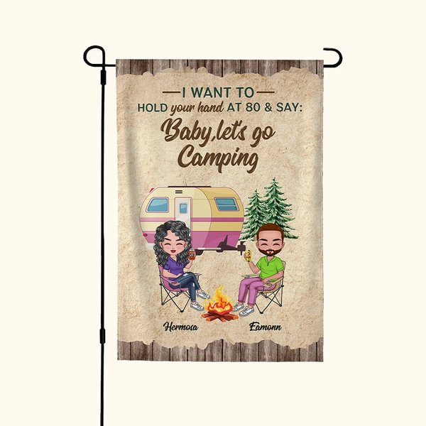 Bandera de jardín personalizada I Want to Hold Your Hand at 80 and Say Baby Let's Go Camping Regalo de San Valentín