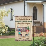 Personalizada Let's Sit by the Campfire and Watch People Park Their Campers Bandera de jardín Regalo de aniversario para parejas de camping