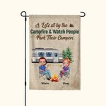 Henkilökohtainen Istutaan leirinuotiolla ja katsellaan, kun ihmiset pysäköivät leirintäautojaan Puutarha lippu lahjat leirintäalueille pariskunnille