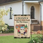 Henkilökohtainen Istutaan leirinuotiolla ja katsellaan, kun ihmiset pysäköivät leirintäautojaan Puutarha lippu Lahja pariskunnalle