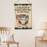 Henkilökohtainen Istutaan leirinuotiolla ja katsellaan, kun ihmiset pysäköivät leirintäautojaan Puutarha lippu Lahja pariskunnalle