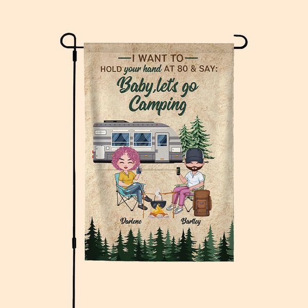 Bandera de jardín personalizada I Want to Hold Your Hand at 80 and Say Baby Let's Go Camping Regalo conmemorativo para parejas de camping
