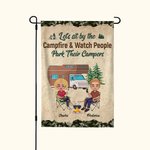 Henkilökohtainen Istutaan leirinuotiolla ja katsellaan, kun ihmiset pysäköivät leirintäautojaan Puutarha lippu Lahja pariskunnalle