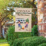 Henkilökohtainen Istutaan leirinuotiolla ja katsellaan, kun ihmiset pysäköivät leirintäautojaan Puutarha lippu lahjat leirintäalueille pariskunnille