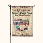 Personalizada Let's Sit by the Campfire and Watch People Park Their Campers Bandera de jardín Regalo de aniversario para parejas de camping