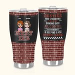 Henkilökohtainen Besties kaareva Tumbler Tässä on toinen vuosi Bonding yli alkoholin sietäminen Idiootit ja pitää toisiaan järjissään lahja ystävälle