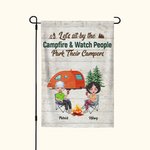 Henkilökohtainen Istutaan nuotion äärellä ja katsellaan, miten ihmiset pysäköivät asuntoautojaan Garden Flag vuosipäivälahja pariskunnille