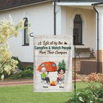 Henkilökohtainen Istutaan nuotion äärellä ja katsellaan, miten ihmiset pysäköivät asuntoautojaan Garden Flag vuosipäivälahja pariskunnille