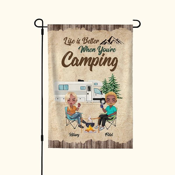 Bandera de jardín personalizada Life is Better When You're Camping Cumpleaños San Valentín Regalo para pareja