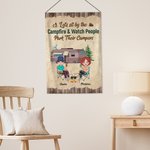 Personalizada Let's Sit by the Campfire and Watch People Park Their Campers Bandera de jardín Regalo de aniversario para parejas de camping