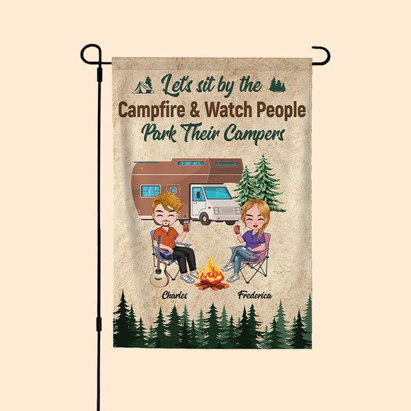 Bandera de jardín personalizada Let's Sit by the Campfire and Watch People Park Their Campers Regalo para parejas de camping