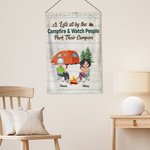 Henkilökohtainen Istutaan nuotion äärellä ja katsellaan, miten ihmiset pysäköivät asuntoautojaan Garden Flag vuosipäivälahja pariskunnille