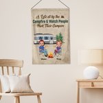 Henkilökohtainen Istutaan leirinuotiolla ja katsellaan, kun ihmiset pysäköivät leirintäautojaan Puutarha lippu lahjat leirintäalueille pariskunnille