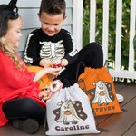 Personalisierte Halloween Kürbis und Geist Kuh Drawstring Umhängetasche Trick oder behandeln Tasche Halloween Geschenk für Kinder Familie Freunde