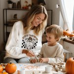 Personalisierte Trick oder Treat Kürbis Skelett Geist Spooky und lustige Halloween Sweatshirt Halloween Geschenk für Familie oder Freund
