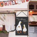 Personalisierte Gans Geist Flagge Familienmitglieder Halloween Gartenfahne mit Namen Halloween Geschenk für Familie