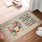 Personlig Låt oss sitta vid lägerelden och se folk parkera sina husbilar Dörrmatta Present för campingpar