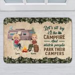 Personalizzato Sediamoci accanto al fuoco e guardiamo la gente parcheggiare i loro camper Regalo di coppia per lo stuoino della porta