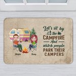 Personlig Låt oss sitta vid lägerelden och se folk parkera sina husbilar Dörrmatta Present för campingpar